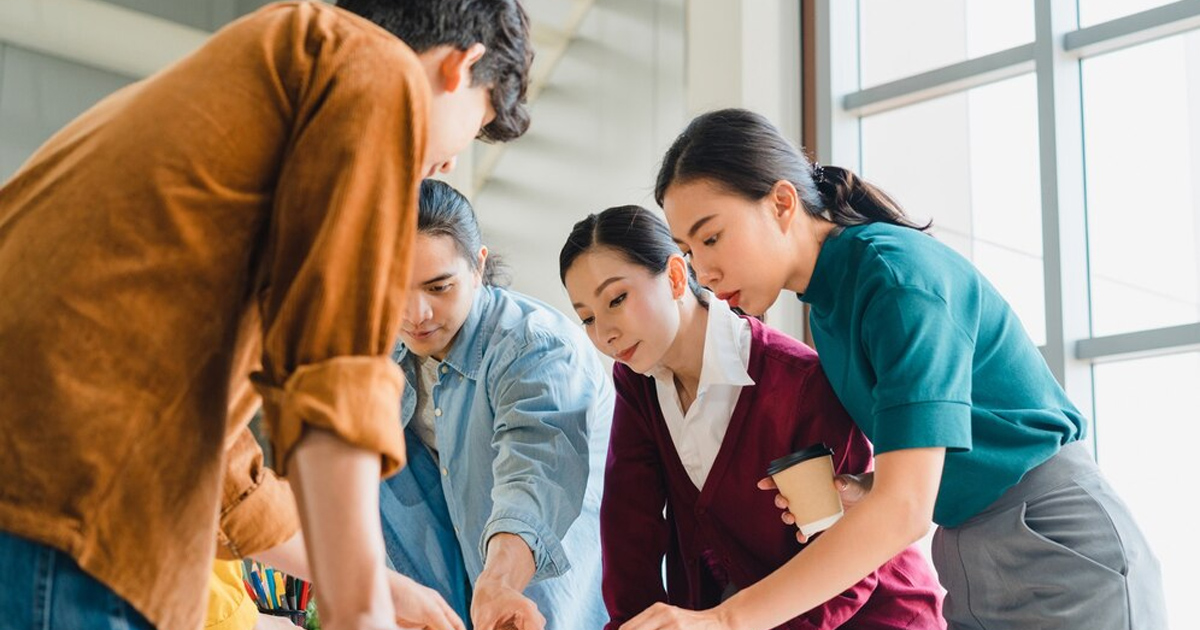 Tư duy đột phá là khả năng suy nghĩ sáng tạo, vượt ra khỏi những khuôn mẫu hay giả định trước đó để tìm ra giải pháp mới mẻ, độc đáo cho những vấn đề phức tạp